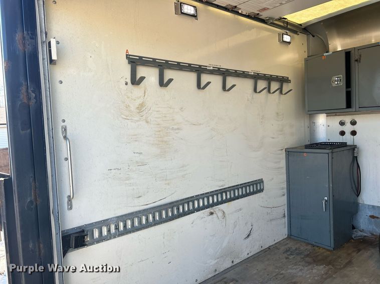 image for item MO9160 2019 Chevrolet Silverado 3500HD box truck