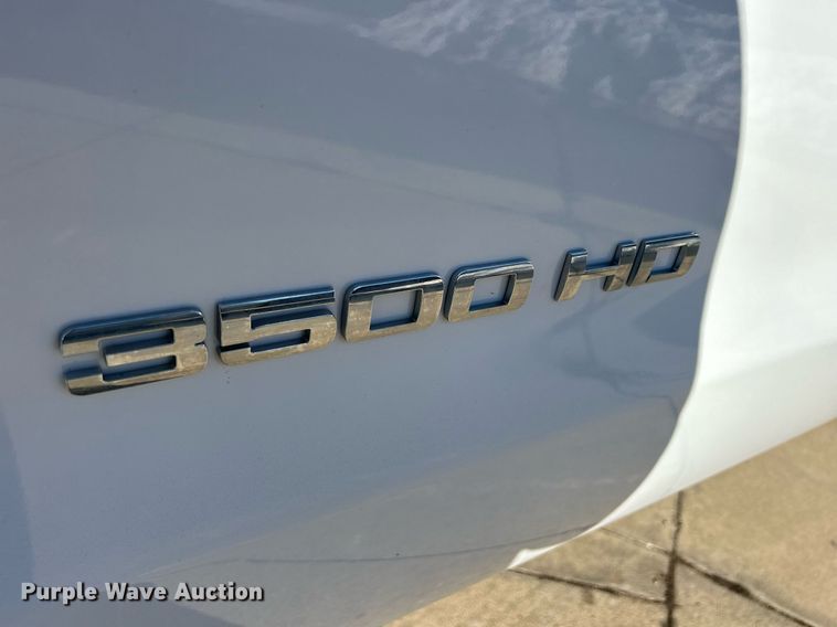 image for item MO9160 2019 Chevrolet Silverado 3500HD box truck