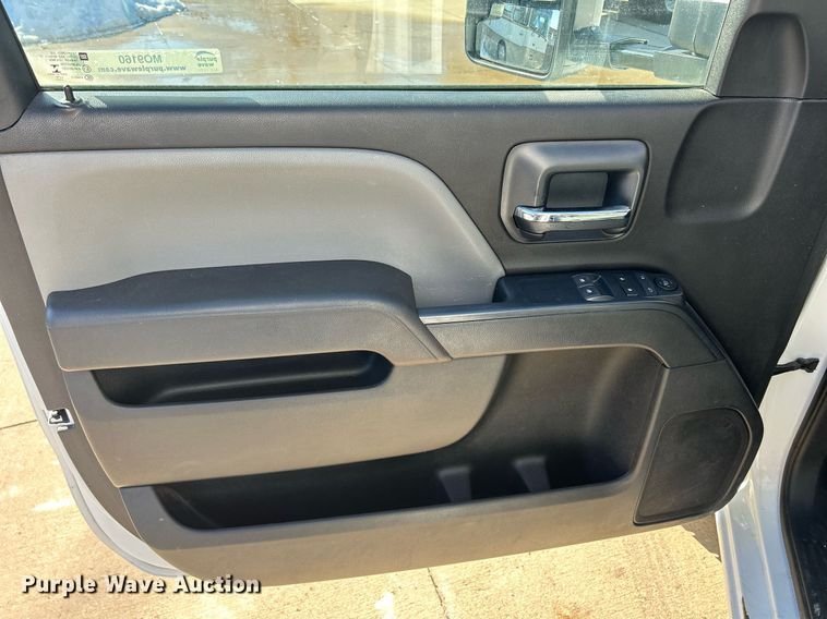 image for item MO9160 2019 Chevrolet Silverado 3500HD box truck