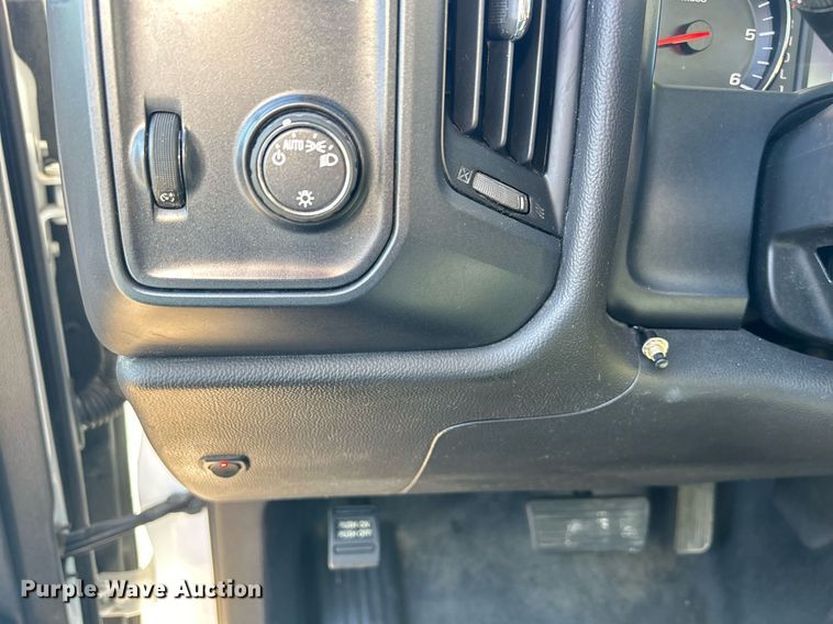 image for item MO9160 2019 Chevrolet Silverado 3500HD box truck