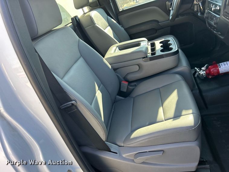 image for item MO9160 2019 Chevrolet Silverado 3500HD box truck