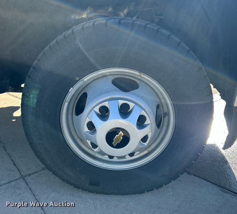 image for item MO9160 2019 Chevrolet Silverado 3500HD box truck