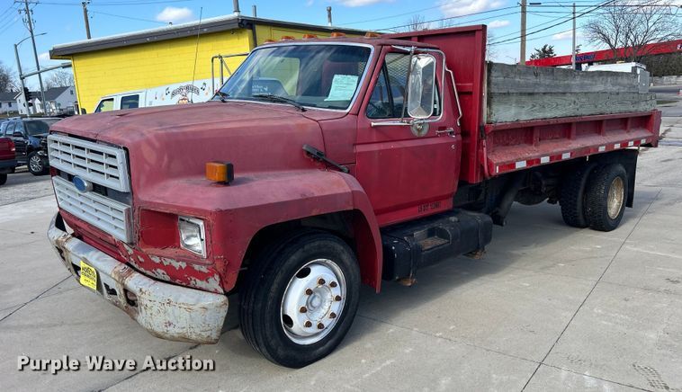 image for item MO9162 1992 Ford F700 dump flatbed truck