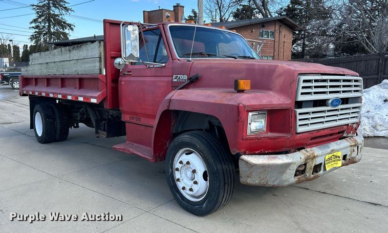 image for item MO9162 1992 Ford F700 dump flatbed truck