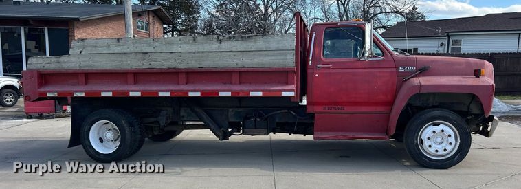 image for item MO9162 1992 Ford F700 dump flatbed truck
