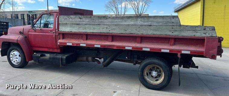 image for item MO9162 1992 Ford F700 dump flatbed truck