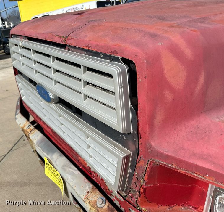 image for item MO9162 1992 Ford F700 dump flatbed truck