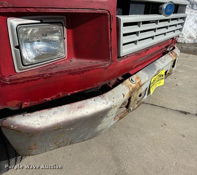 image for item MO9162 1992 Ford F700 dump flatbed truck