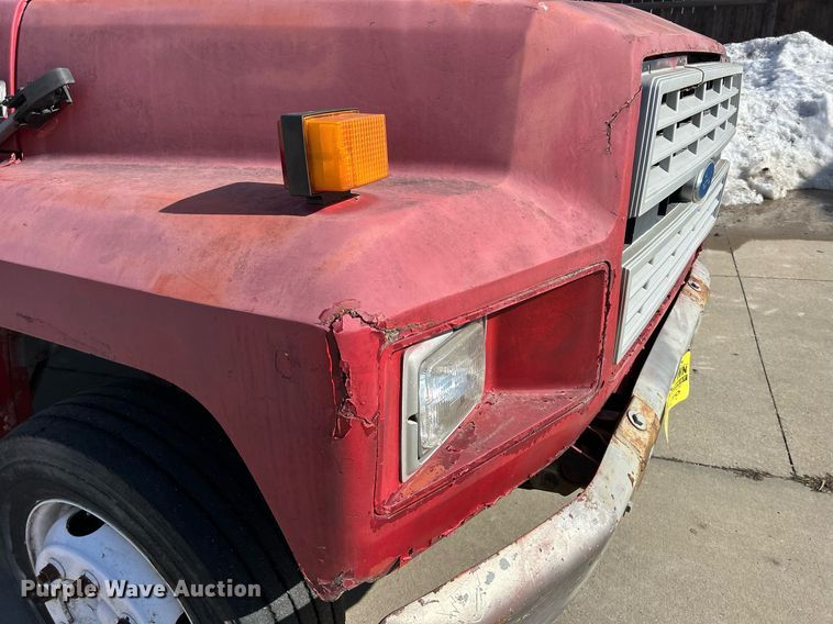 image for item MO9162 1992 Ford F700 dump flatbed truck