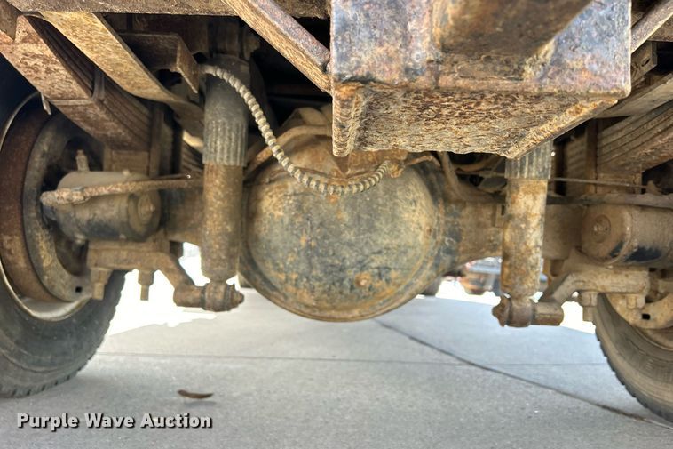 image for item MO9162 1992 Ford F700 dump flatbed truck