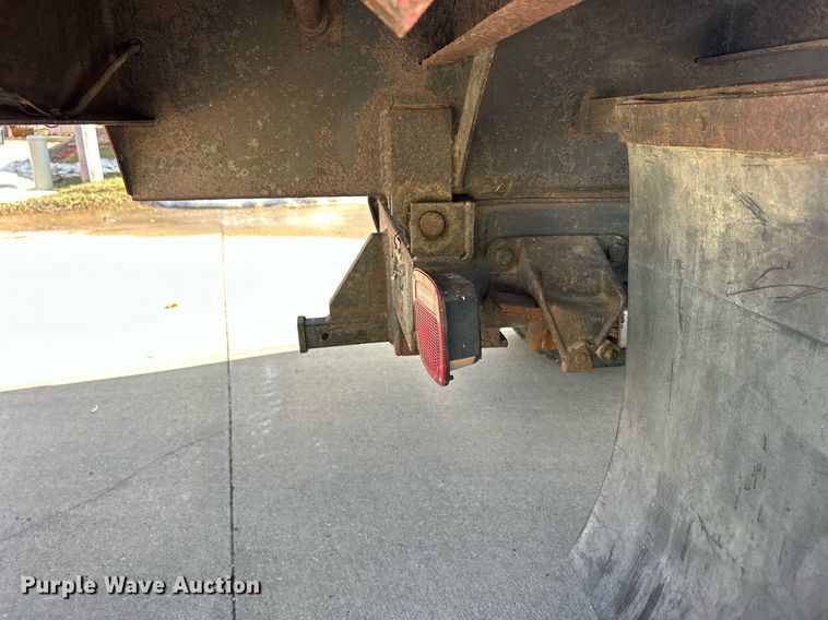 image for item MO9162 1992 Ford F700 dump flatbed truck