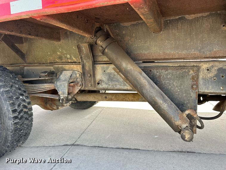 image for item MO9162 1992 Ford F700 dump flatbed truck