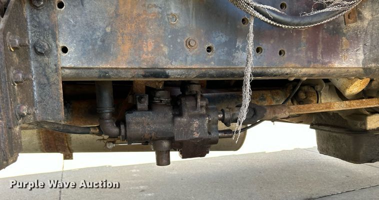 image for item MO9162 1992 Ford F700 dump flatbed truck