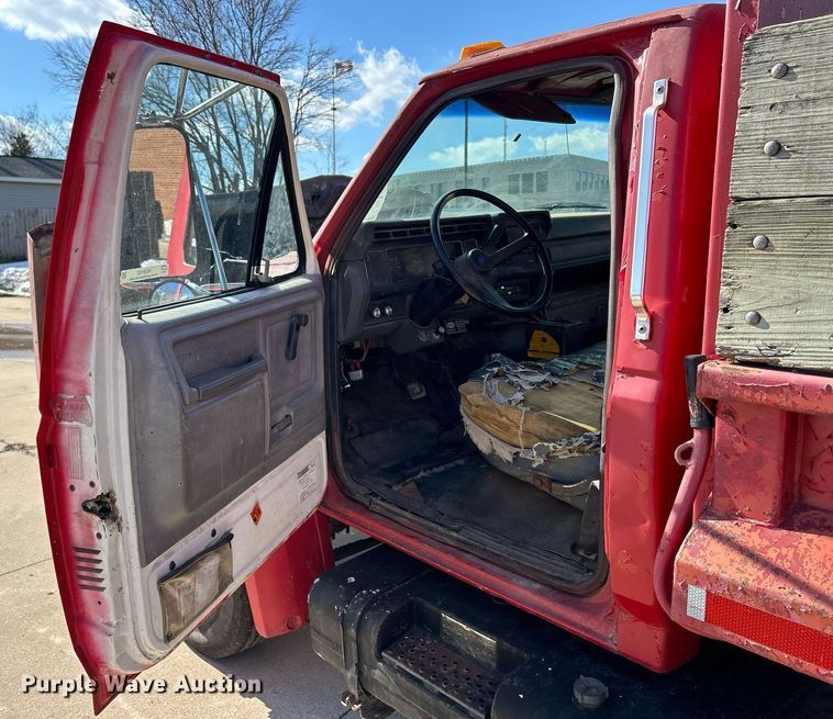 image for item MO9162 1992 Ford F700 dump flatbed truck