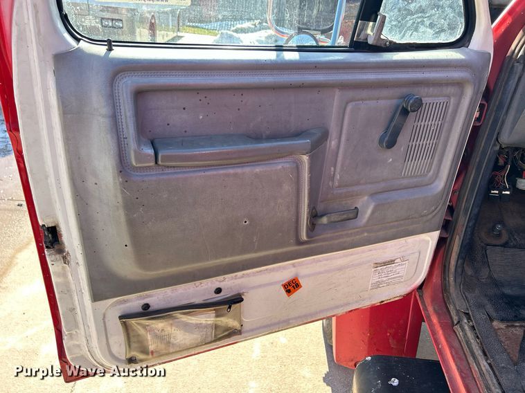 image for item MO9162 1992 Ford F700 dump flatbed truck