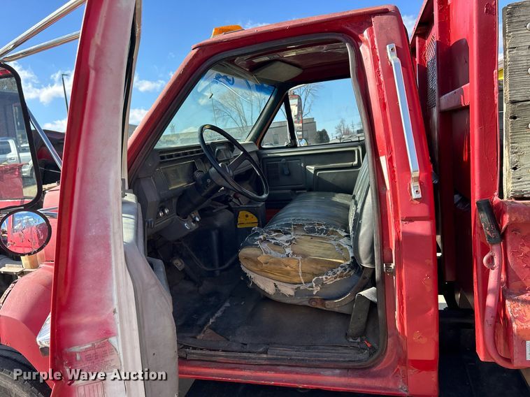 image for item MO9162 1992 Ford F700 dump flatbed truck