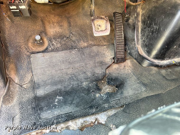 image for item MO9162 1992 Ford F700 dump flatbed truck