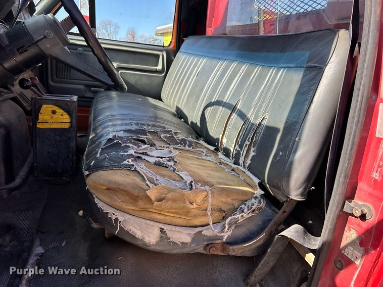 image for item MO9162 1992 Ford F700 dump flatbed truck