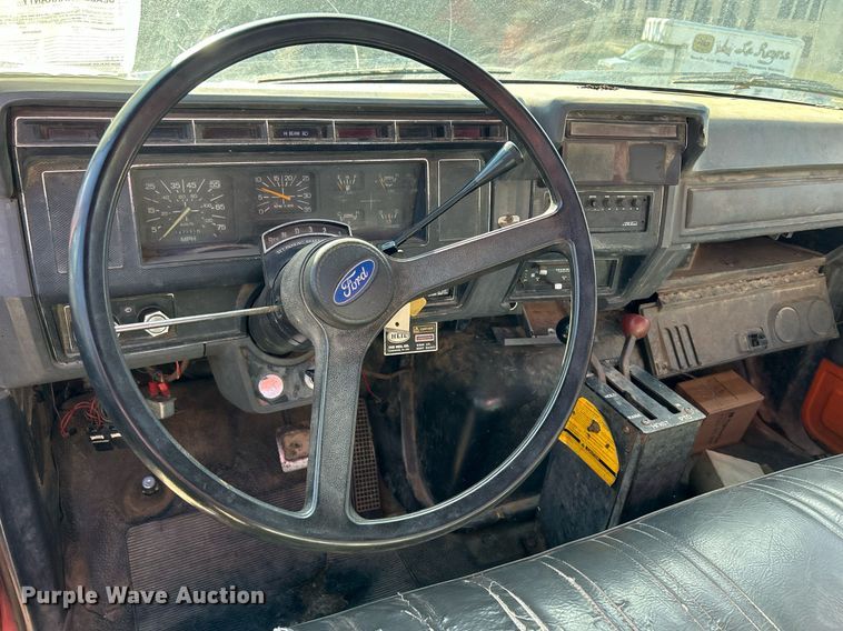 image for item MO9162 1992 Ford F700 dump flatbed truck