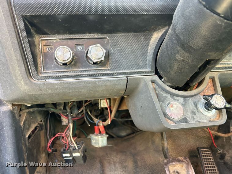 image for item MO9162 1992 Ford F700 dump flatbed truck