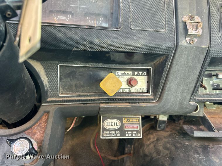 image for item MO9162 1992 Ford F700 dump flatbed truck