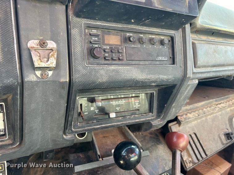 image for item MO9162 1992 Ford F700 dump flatbed truck