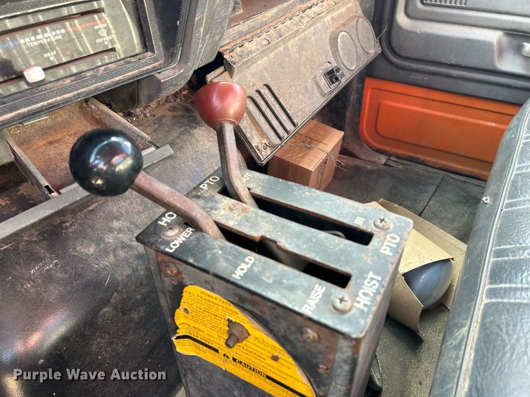 image for item MO9162 1992 Ford F700 dump flatbed truck