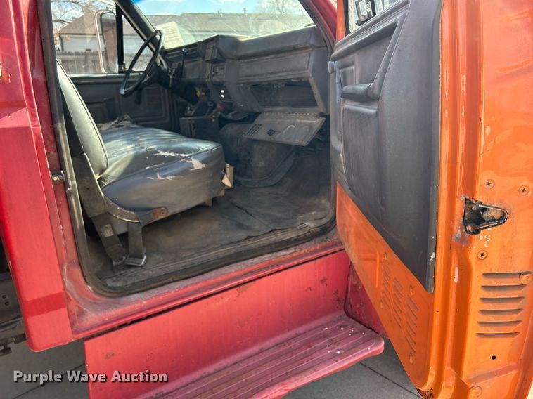 image for item MO9162 1992 Ford F700 dump flatbed truck