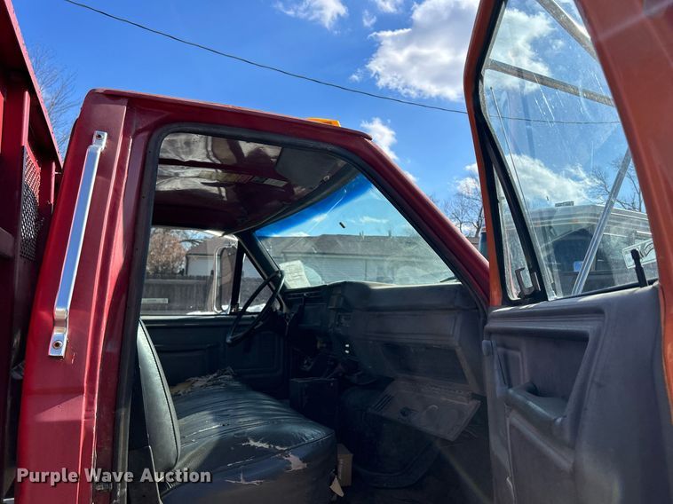 image for item MO9162 1992 Ford F700 dump flatbed truck