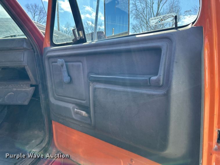 image for item MO9162 1992 Ford F700 dump flatbed truck