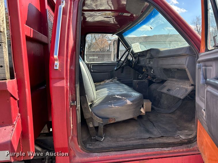 image for item MO9162 1992 Ford F700 dump flatbed truck