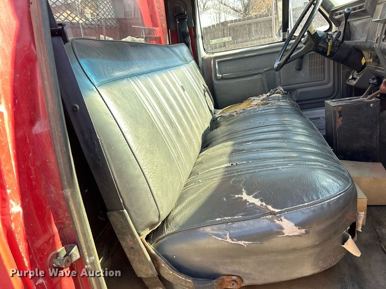 image for item MO9162 1992 Ford F700 dump flatbed truck