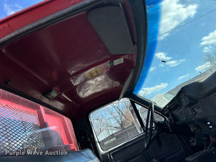 image for item MO9162 1992 Ford F700 dump flatbed truck