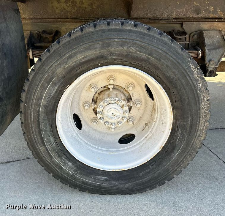 image for item MO9162 1992 Ford F700 dump flatbed truck