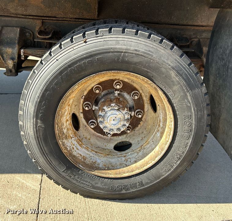 image for item MO9162 1992 Ford F700 dump flatbed truck