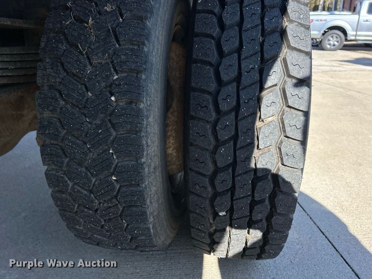 image for item MO9162 1992 Ford F700 dump flatbed truck