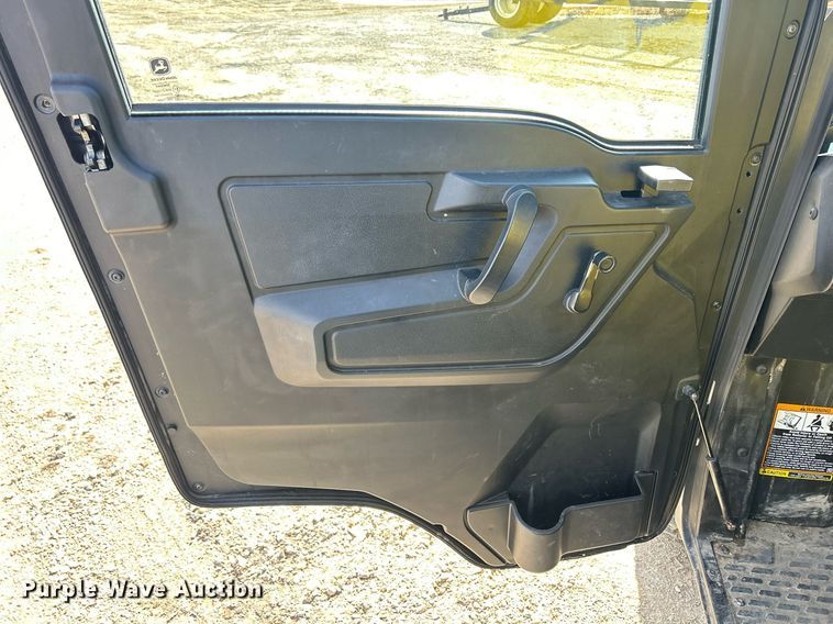 image for item MO9172 2018 John Deere XUV 835M utility vehicle