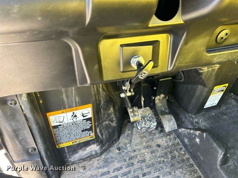 image for item MO9172 2018 John Deere XUV 835M utility vehicle