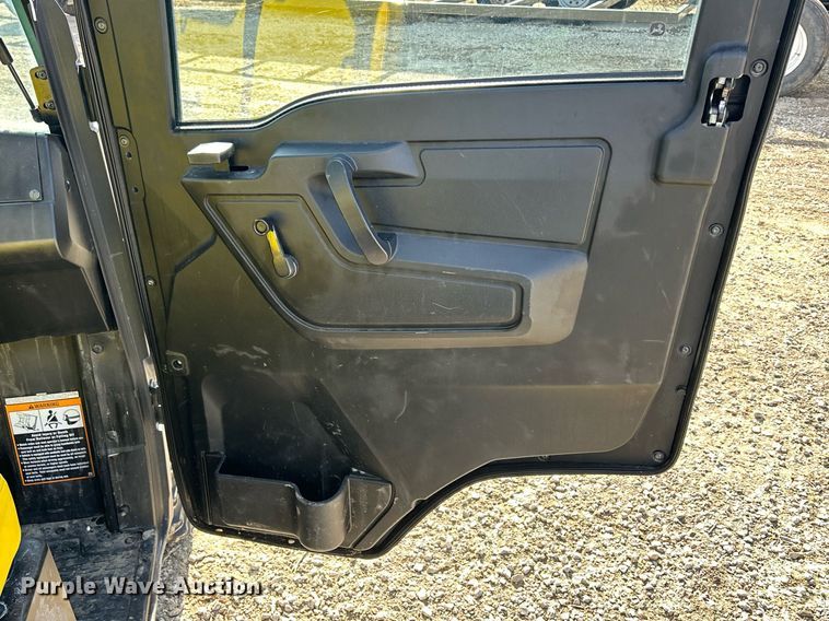 image for item MO9172 2018 John Deere XUV 835M utility vehicle