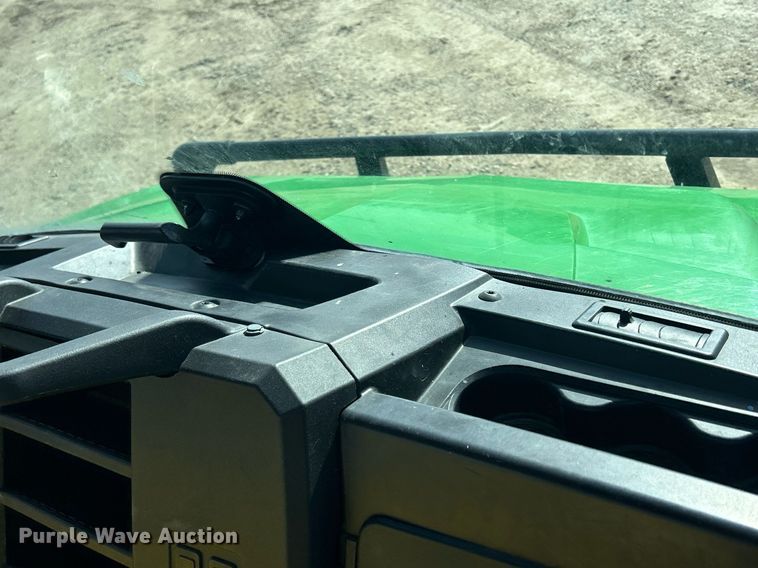 image for item MO9172 2018 John Deere XUV 835M utility vehicle