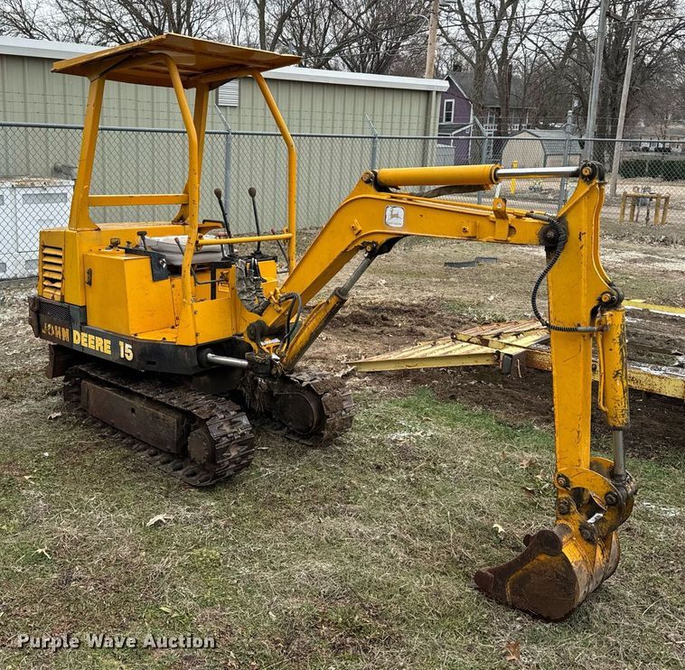 image for item NF9314 1987 John Deere 15 mini excavator