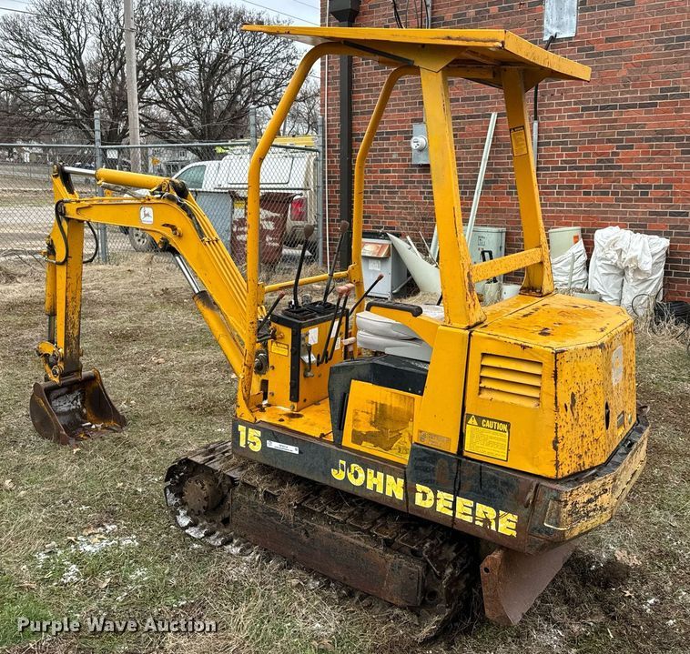 image for item NF9314 1987 John Deere 15 mini excavator