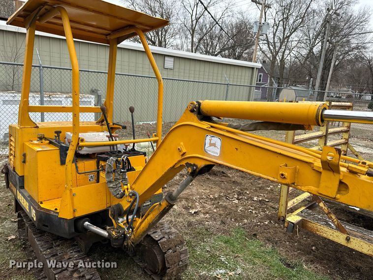 image for item NF9314 1987 John Deere 15 mini excavator