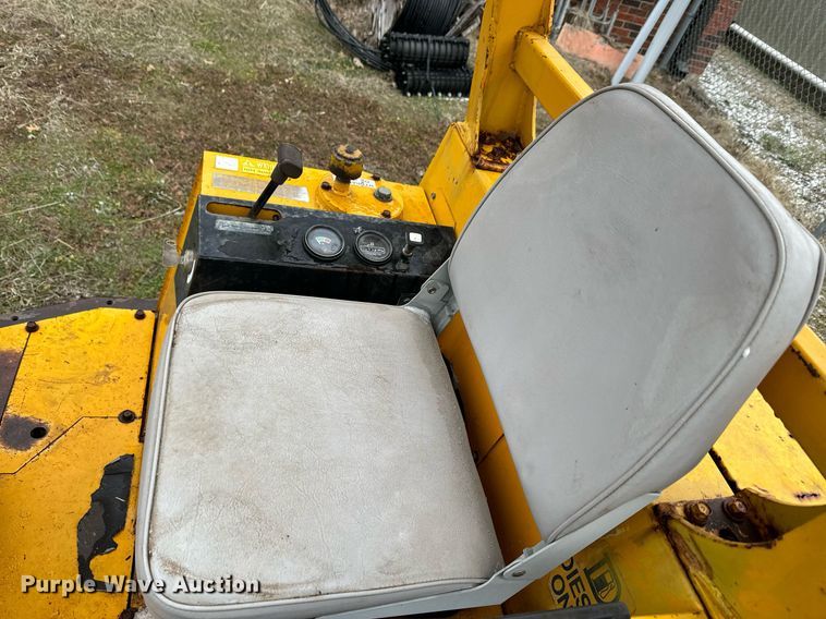 image for item NF9314 1987 John Deere 15 mini excavator