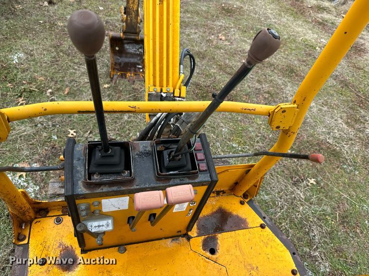 image for item NF9314 1987 John Deere 15 mini excavator