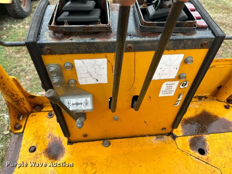 image for item NF9314 1987 John Deere 15 mini excavator