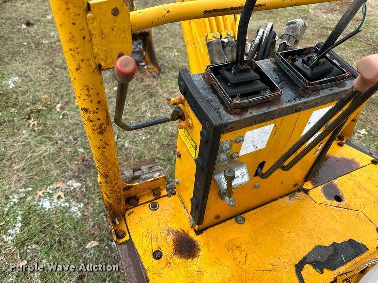 image for item NF9314 1987 John Deere 15 mini excavator