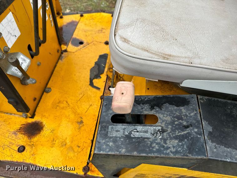 image for item NF9314 1987 John Deere 15 mini excavator