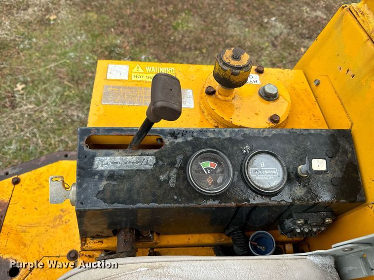 image for item NF9314 1987 John Deere 15 mini excavator