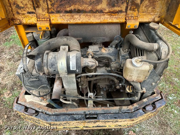 image for item NF9314 1987 John Deere 15 mini excavator